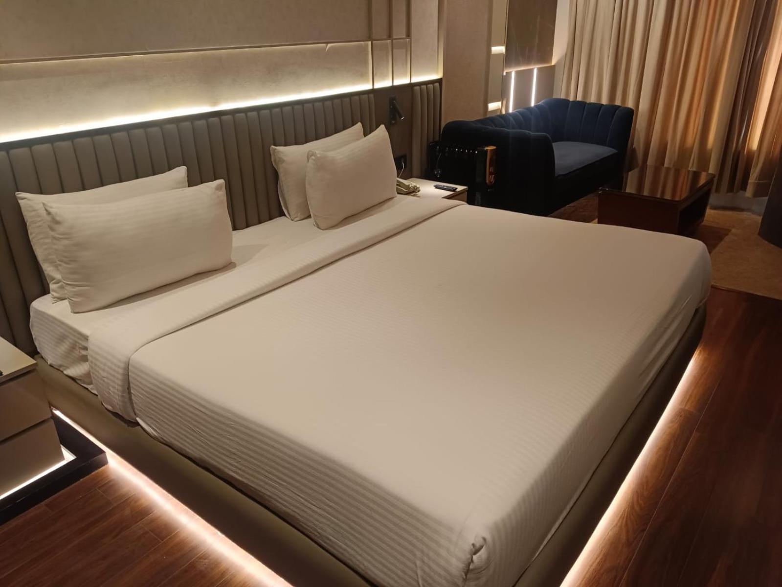 The Galgotias Hotel Gurugram Gurgaon Eksteriør billede