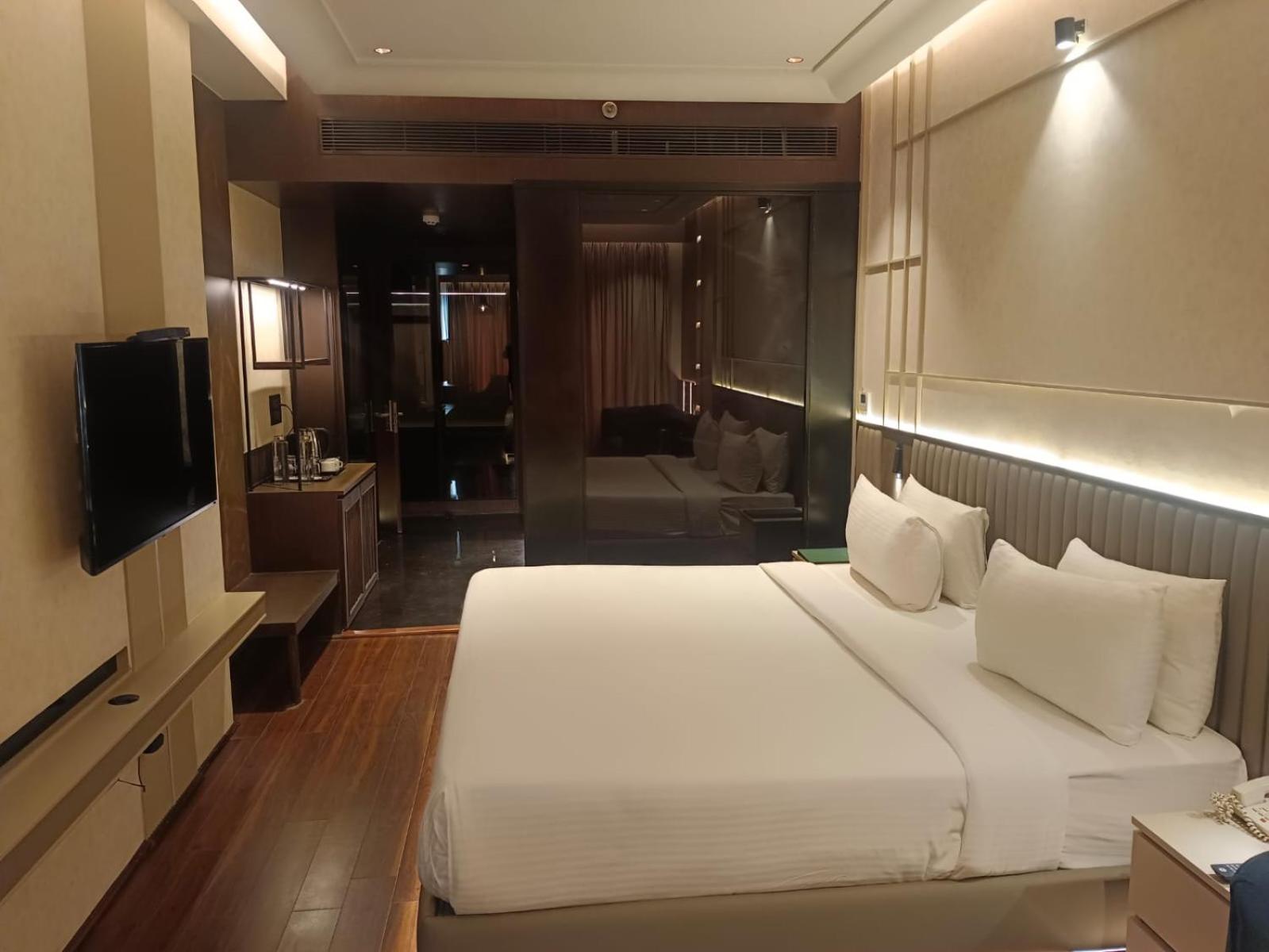 The Galgotias Hotel Gurugram Gurgaon Eksteriør billede