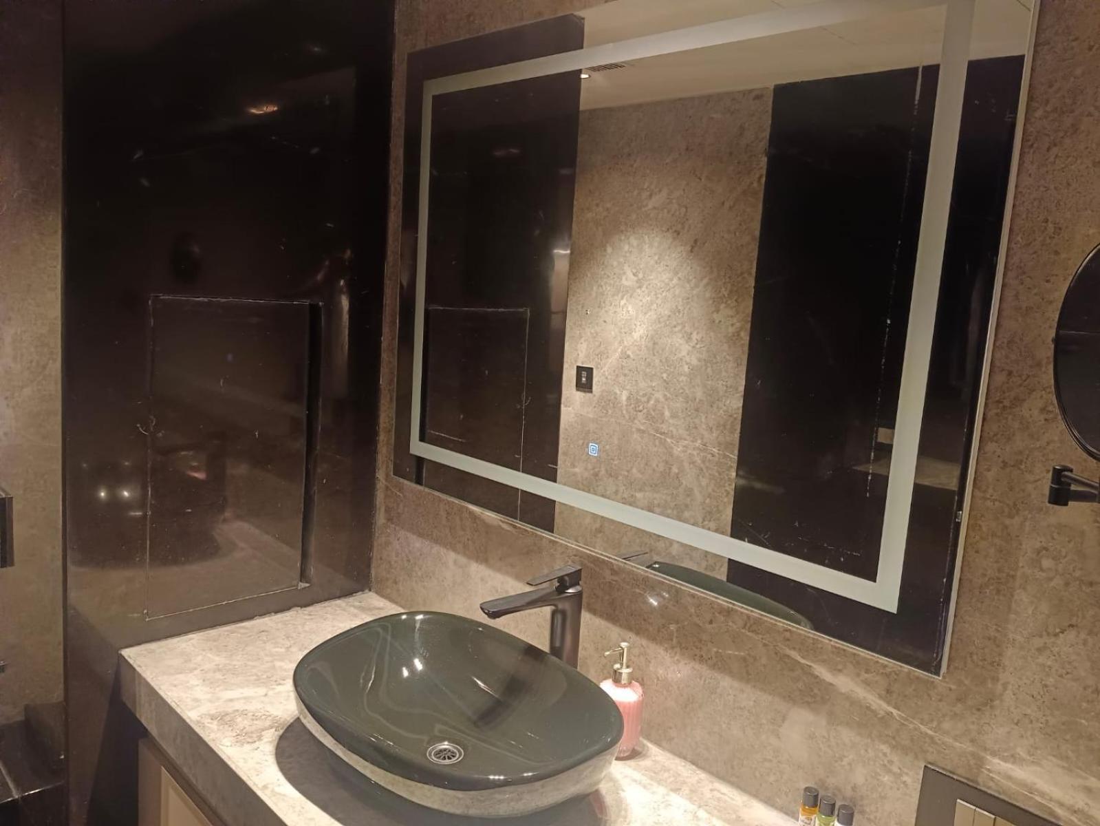 The Galgotias Hotel Gurugram Gurgaon Eksteriør billede